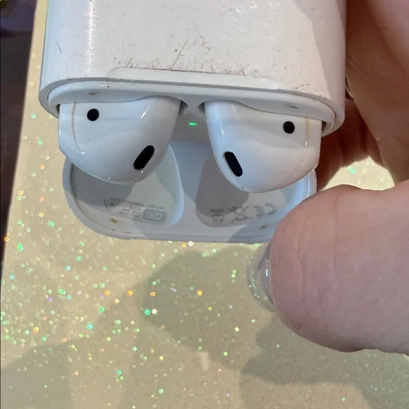 Apple Wireless Earbuds with Charging Case - White - Picture 3 of 4